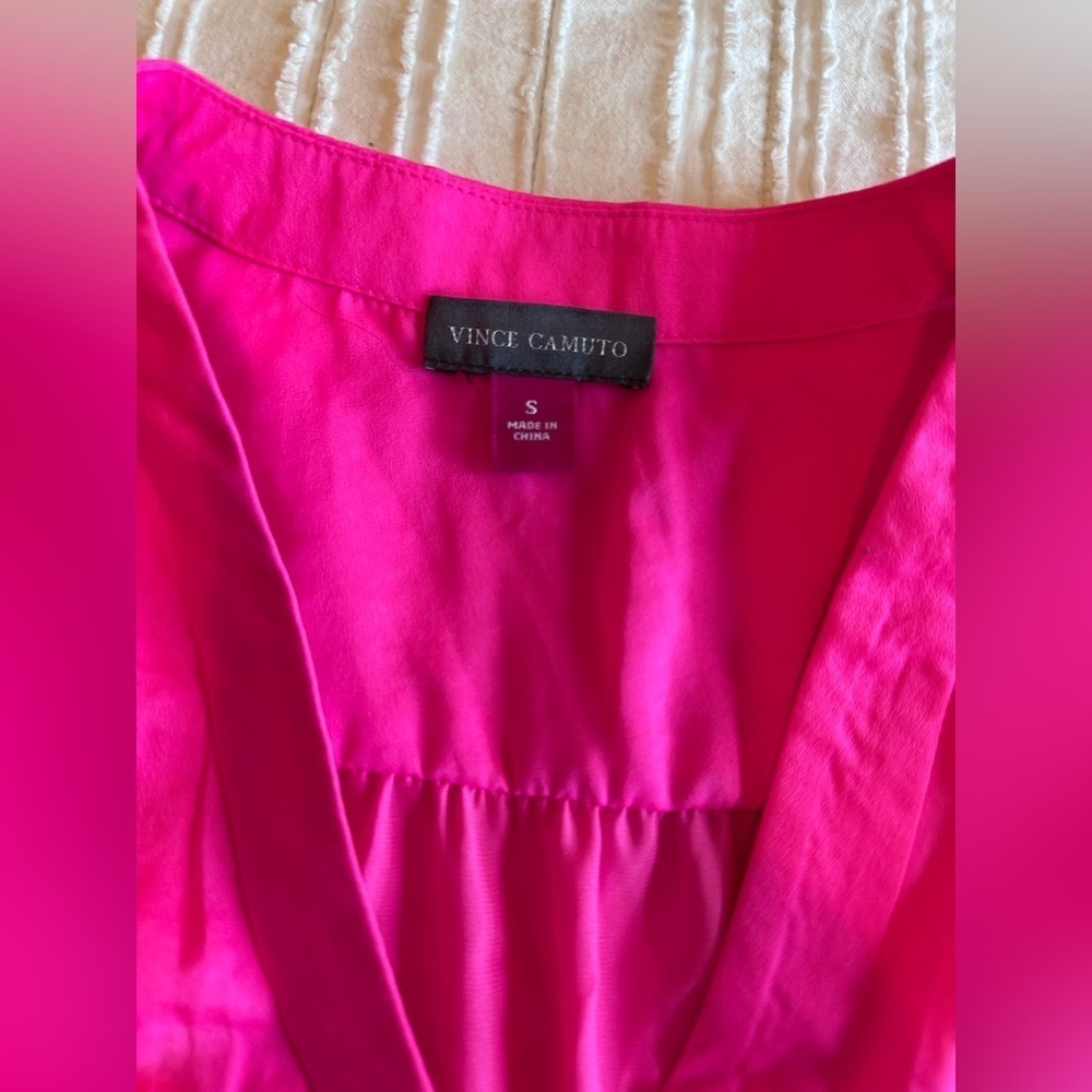 Vince Camuto Small Barbie Vivid Pink Sleeveless Blouse NWOT collar Silk like - Picture 4 of 6